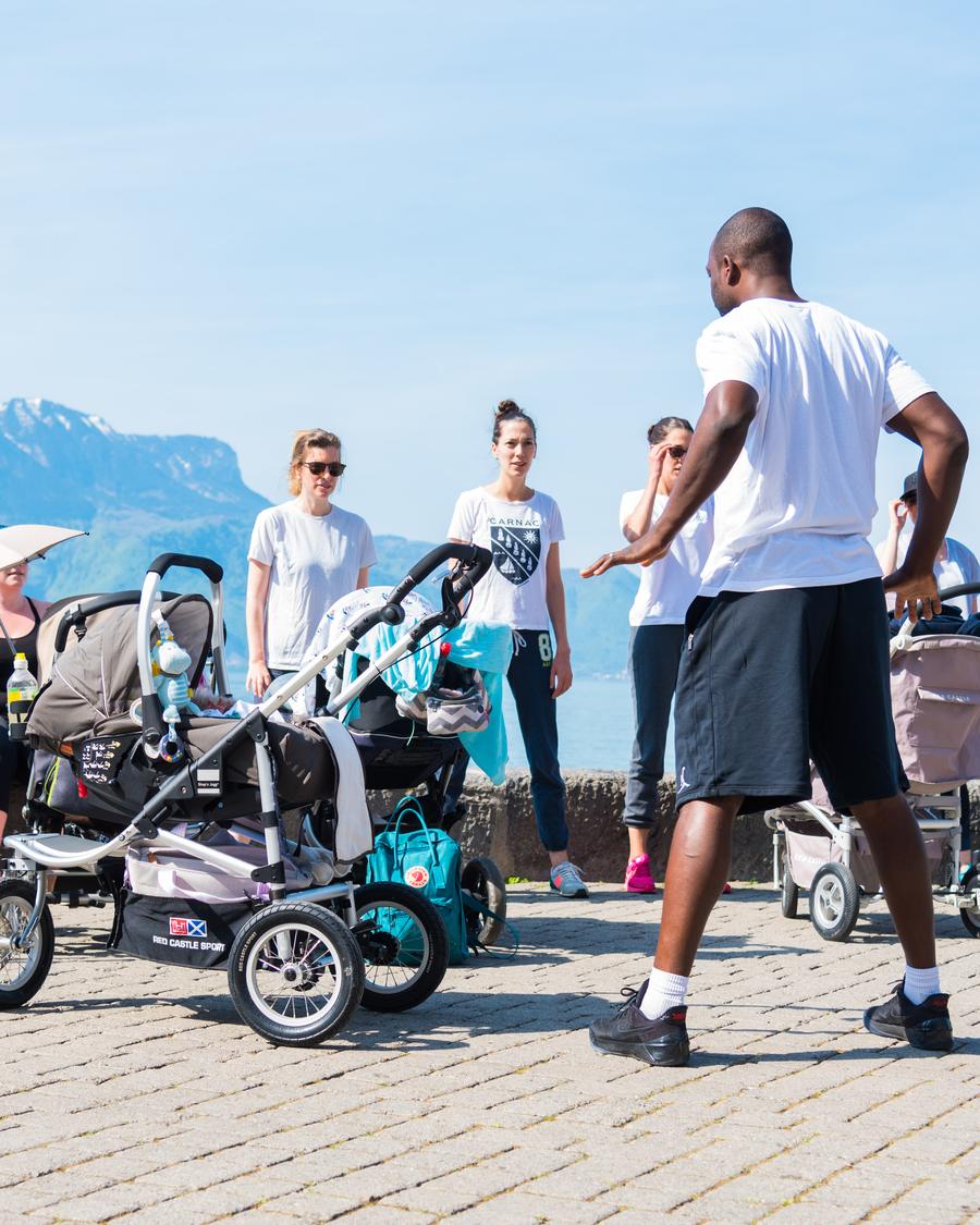 Séance de gym poussette au bord du lac avec de jeunes mamans et leurs bébés