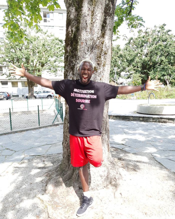 Steeve Louissaint, coach sportif, en t-shirt Motivation Détermination Sourire