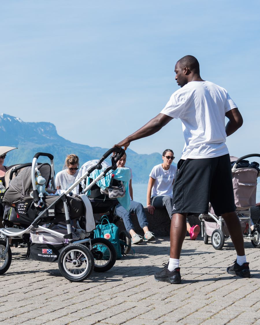 Cours collectif de gym poussette en extérieur, au bord du lac