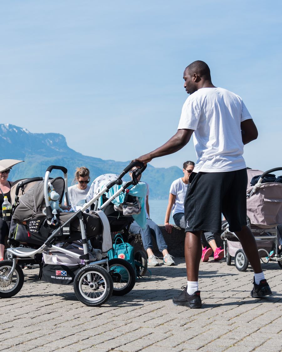 Séance de gym poussette en extérieur pour jeunes mamans, au bord du lac