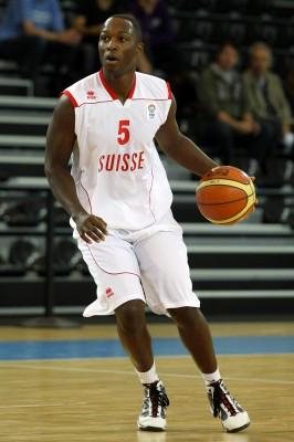 Steeve Louissaint sous le maillot de l'équipe de Suisse de basketball