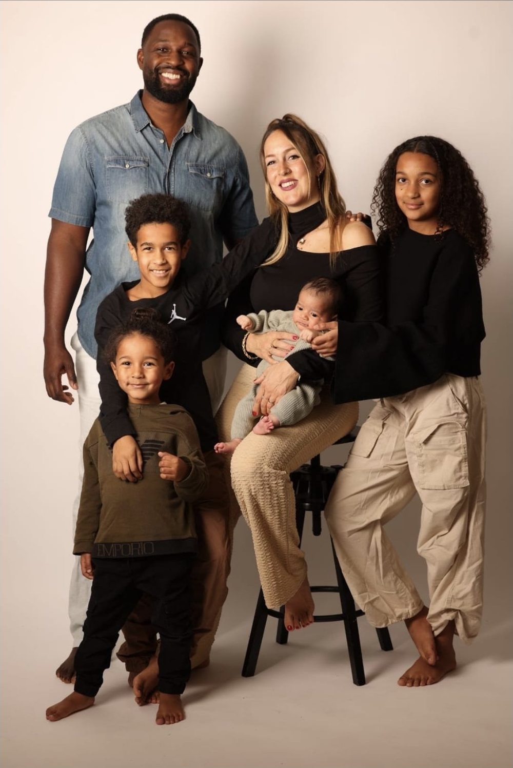Steeve Louissaint en photo de famille avec son épouse et leurs quatre enfants
