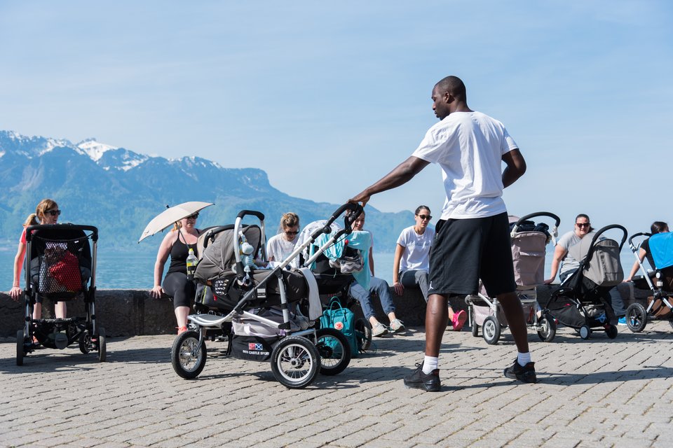 Cours collectif de gym poussette au bord du lac avec Louissaint Training